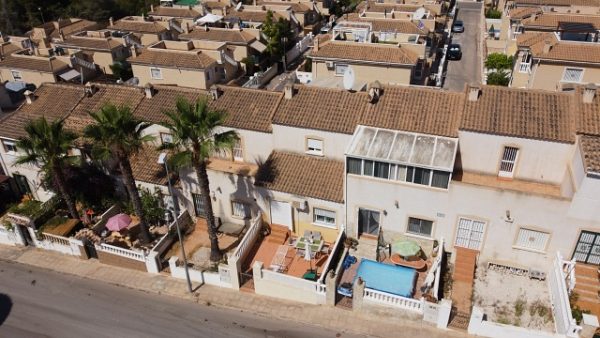 Espacioso Adosado con Terrazas, Garaje y Piscina en Villamartin