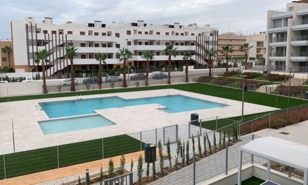 Excelente apartamento cerca de centro comercial Zenia Boulevard, mejores playas de Orihuela Costa y campos de golf.