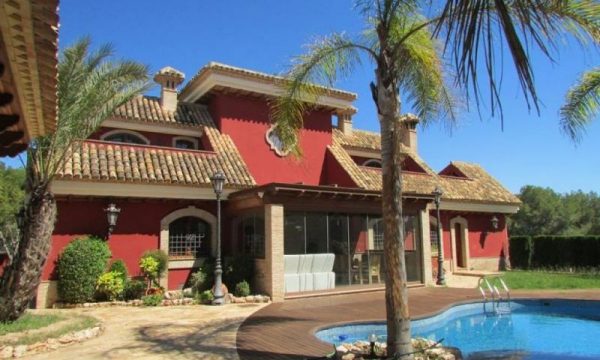 Esta hermosa villa CUENTA CON UNA PARCELA DE 1200m2 y 490m2 de casa