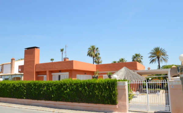 Chalet una sola Planta con Parcela de 570 m2 a una sola calle del Mar, en la Veleta, Torrevieja