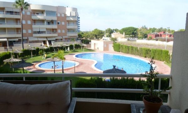 Apartamento con Terraza frente a Piscina en Dehesa de Campoamor, Orihuela Costa