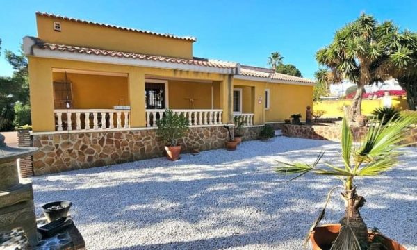 Villa Independiente con Parcela de 1971m2