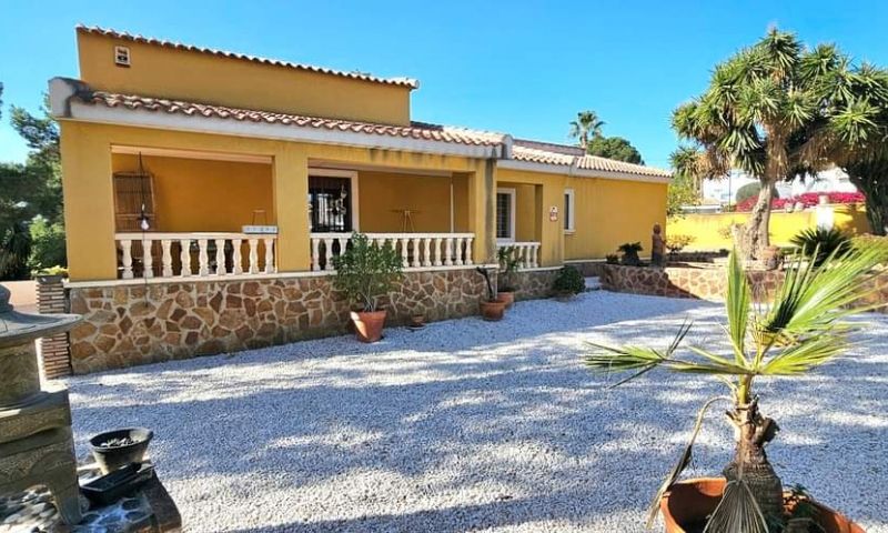 Villa Independiente con Parcela de 1971m2