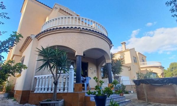 Chalet Independiente con Parcela Jardín/Terraza y Garaje en Orihuela Costa