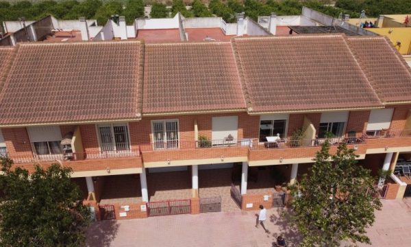 Gran duplex adosado con espacioso garaje y amplio solarium en La Vega Baja