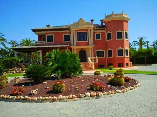 Chalet de Lujo en Elche con gran Parcela cerca de Playa