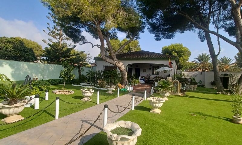 Chalet Independiente con Parcela de 1.500 m2  y Piscina en Dehesa de Campoamor,  Orihuela Costa