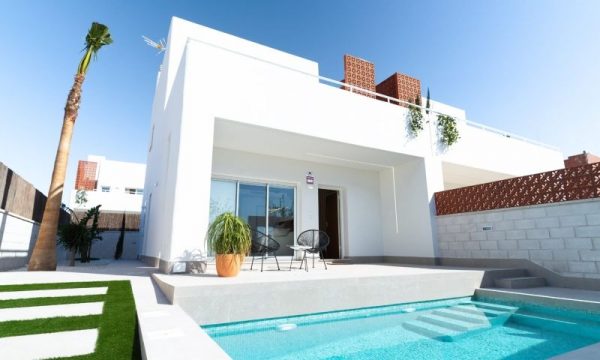 Chalet Independiente con piscina Privada Nuevo a estrenar en pilar de la horadada .